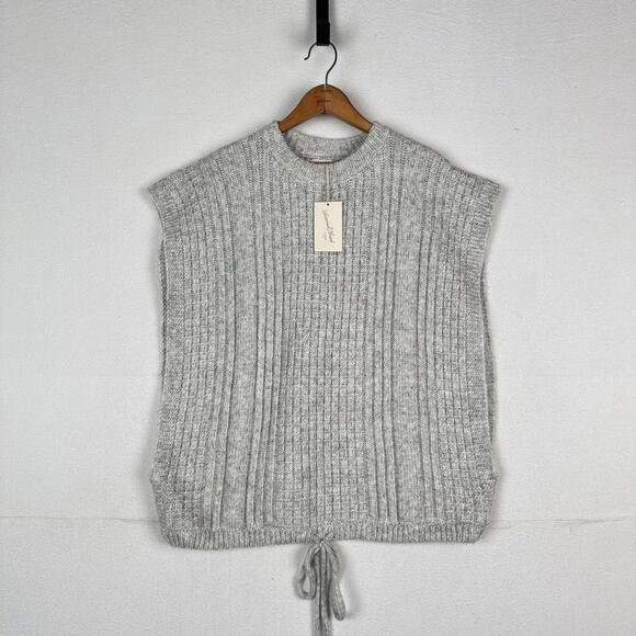 Universal Thread Sweaters - NWT Universal Thread Women’s Gray Sleeveless‎ Knit Vest One Size